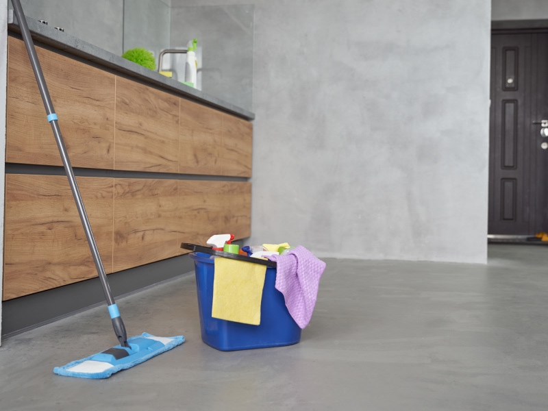 Moppning av golv med städhink efter renovering
